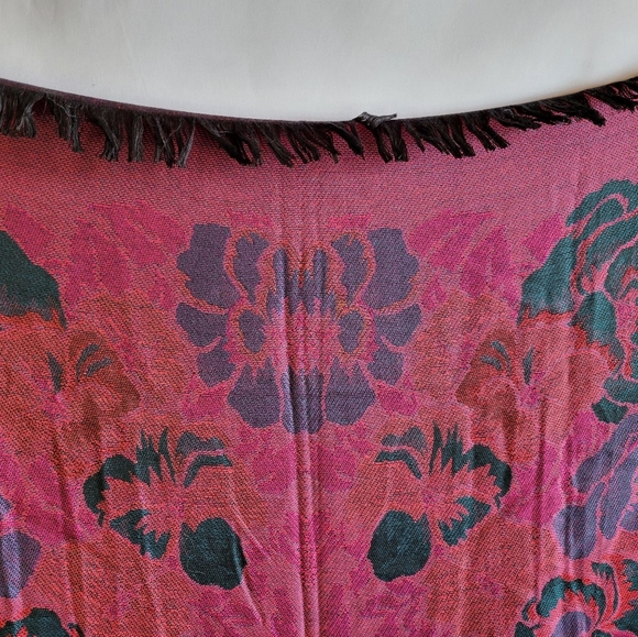 Vintage Shawl Reversible Black Red Scarf Tablecloth Stole Vibrant Fringes - Picture 4 of 10